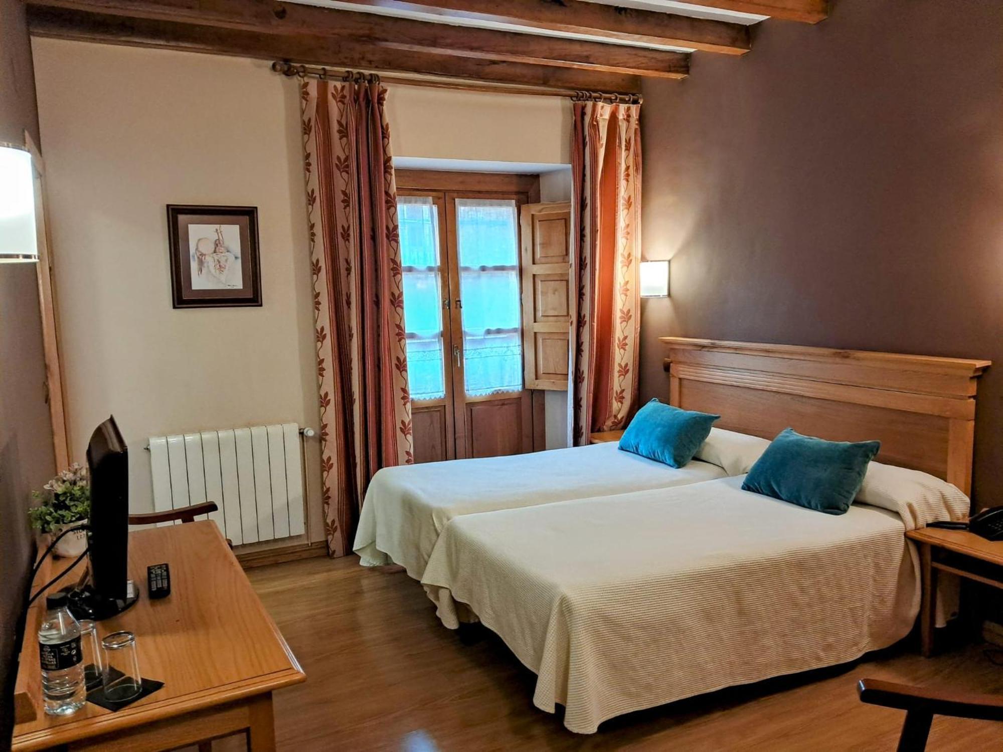 Hotel San Roque Reinosa Bagian luar foto